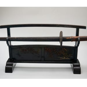 Antieke Japanse zwaardstandaard / 18e-19e-eeuwse gelakte katana-kake met Hagi en Moon Maki-e-ontwerp