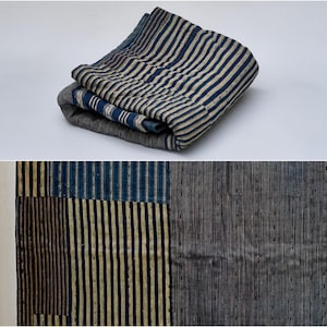 Op de afbeelding: Een witte keramische mok met een zwarte handgreep en de tekst "But First, Coffee" in handschriftstijl. De mok staat op een wit oppervlak. De mok is ongeveer 10 cm hoog.