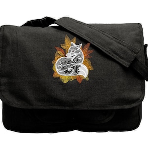Può includere: Borsa a tracolla in tela nera con un design ricamato bianco di una volpe rannicchiata in un letto di foglie autunnali.