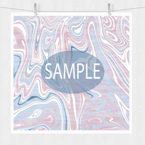 K&ouml;nnte beinhalten: Abstrakter digitaler Kunstdruck mit wirbelnden blauen, rosa und wei&szlig;en Linien. Der Druck hat das Wort "SAMPLE" in einem grauen Oval in der Mitte.
