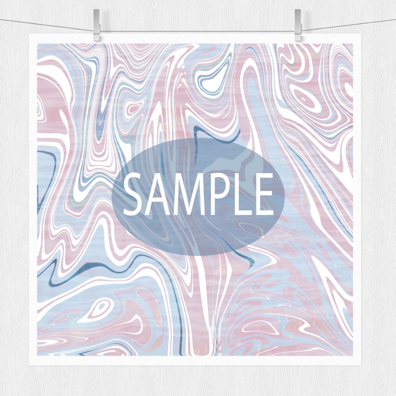 K&ouml;nnte beinhalten: Abstrakter digitaler Kunstdruck mit wirbelnden blauen, rosa und wei&szlig;en Linien. Der Druck hat das Wort "SAMPLE" in einem grauen Oval in der Mitte.