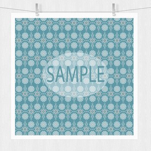 Puede incluir: Un papel digital azul turquesa con un patr&oacute;n geom&eacute;trico blanco y marr&oacute;n claro. La palabra "SAMPLE" est&aacute; escrita en blanco sobre un c&iacute;rculo blanco.