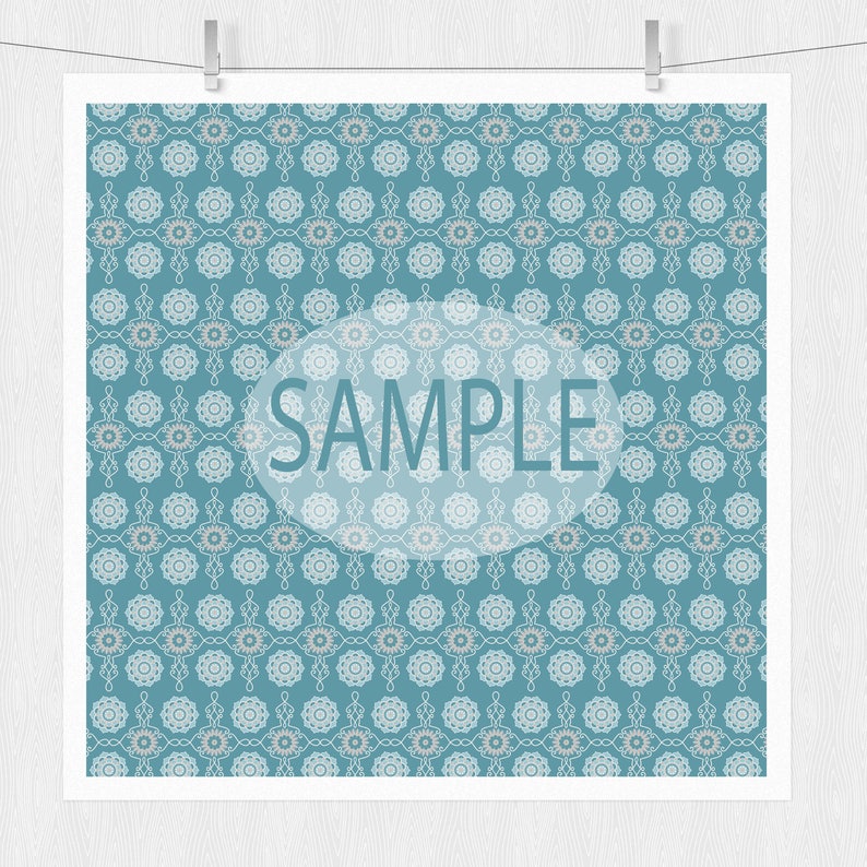 Puede incluir: Un papel digital azul turquesa con un patr&oacute;n geom&eacute;trico blanco y marr&oacute;n claro. La palabra "SAMPLE" est&aacute; escrita en blanco sobre un c&iacute;rculo blanco.