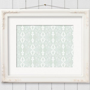Pu&ograve; includere: Una cornice bianca con un design decorativo e ornato. La cornice &egrave; appesa a una parete di legno bianco e contiene uno sfondo blu chiaro con un motivo floreale bianco.