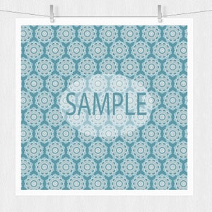 Puede incluir: Un patr&oacute;n sin costuras que presenta un dise&ntilde;o repetitivo de formas de mandalas de color azul verdoso y blanco. El patr&oacute;n est&aacute; sobre un fondo azul claro. La palabra "SAMPLE" est&aacute; escrita en texto blanco sobre un c&iacute;rculo transparente.