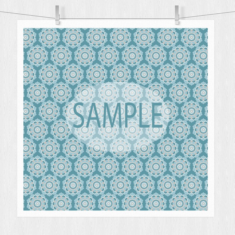 Puede incluir: Un patr&oacute;n sin costuras que presenta un dise&ntilde;o repetitivo de formas de mandalas de color azul verdoso y blanco. El patr&oacute;n est&aacute; sobre un fondo azul claro. La palabra "SAMPLE" est&aacute; escrita en texto blanco sobre un c&iacute;rculo transparente.