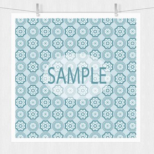 Puede incluir: Un patr&oacute;n sin costuras con un dise&ntilde;o repetitivo de c&iacute;rculos azul turquesa y blancos con detalles intrincados. El patr&oacute;n est&aacute; sobre un fondo azul claro. La palabra "SAMPLE" est&aacute; escrita en blanco sobre un c&iacute;rculo azul turquesa.