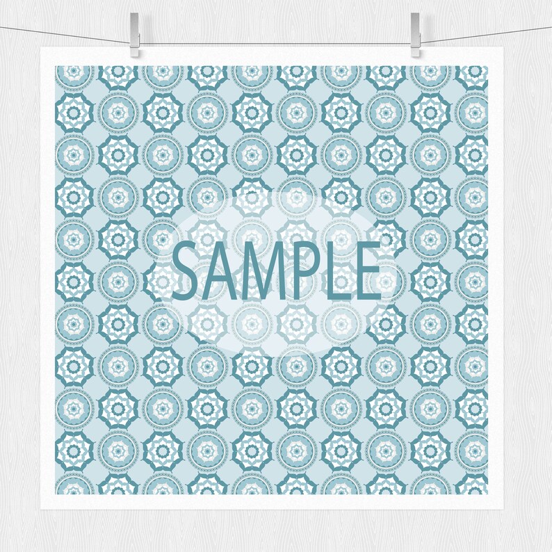 Puede incluir: Un patr&oacute;n sin costuras con un dise&ntilde;o repetitivo de c&iacute;rculos azul turquesa y blancos con detalles intrincados. El patr&oacute;n est&aacute; sobre un fondo azul claro. La palabra "SAMPLE" est&aacute; escrita en blanco sobre un c&iacute;rculo azul turquesa.