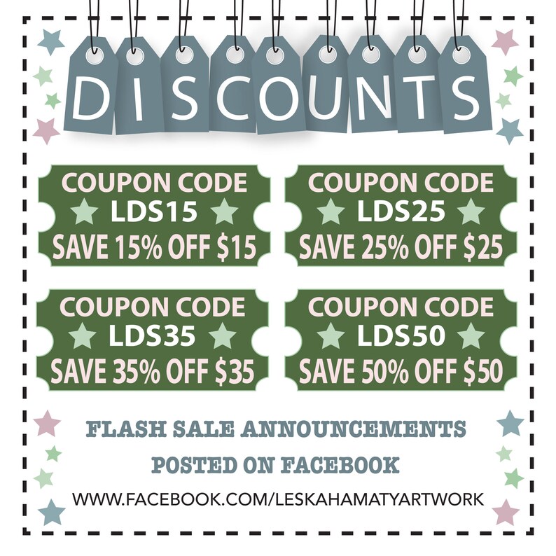 Puede incluir: C&oacute;digos de cup&oacute;n verdes y azules con texto blanco y estrellas. Los c&oacute;digos de cup&oacute;n ofrecen descuentos del 15%, 25%, 35% y 50%. El texto dice "DISCOUNTS", "COUPON CODE", "LDS15", "SAVE 15% OFF 15 &euro;", "LDS25", "SAVE 25% OFF 25 &euro;", "LDS35", "SAVE 35% OFF 35 &euro;", "LDS50", "SAVE 50% OFF 50 &euro;", "FLASH SALE ANNOUNCEMENTS", "POSTED ON FACEBOOK", "WWW.FACEBOOK.COM/LESKAHAMATYARTWORK".