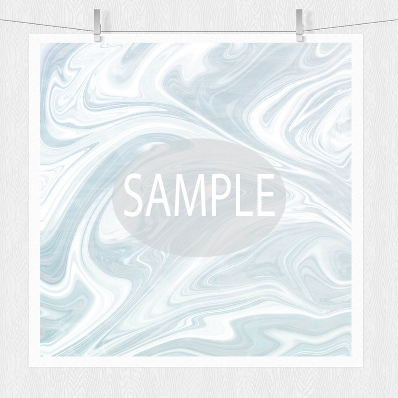K&ouml;nnte beinhalten: Ein abstrakter Marmorhintergrund in Wei&szlig; und Hellblau mit dem Wort "SAMPLE" in einem grauen Oval.
