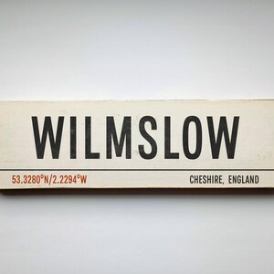 Insegna in legno fatta a mano WILMSLOW Cheshire - Insegna in legno VINTAGE City - Insegna da viaggio retrò - Insegna antica del Cheshire - Insegna in legno della città natale