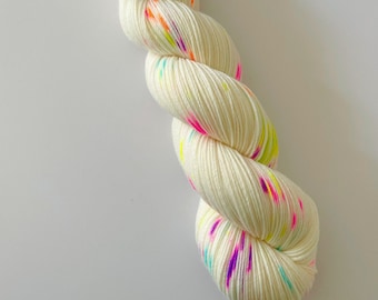 Hilo moteado de galleta de anís: mezcla de lana merino teñida a mano (pedido por adelantado)