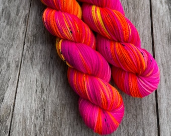 Indie Handgefärbtes Garn: Neon Orange & Pinke Merinowolle Mischung