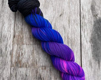 Hilo de merino SW teñido a mano Moonchild: negro, azul y morado