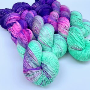 Fio de lã merino Northern Lights: fio salpicado em tons de roxo e verde menta tingido artesanalmente.