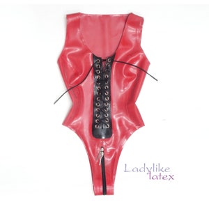 Traje de baño de látex de goma con cordones y corte alto, con cremallera bidireccional en la entrepierna.