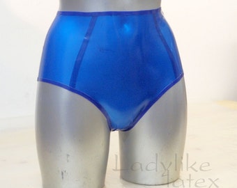 Può includere: Intimo in lattice blu a vita alta con finitura lucida. L'intimo ha una fascia larga e una cucitura al centro davanti.