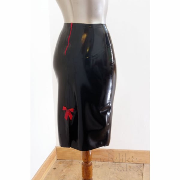 Skräddarsydd pennkjol i latexgummi. Klassiskt elegant.