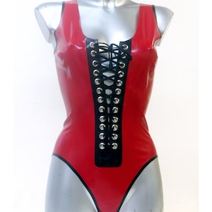 Cuerpo de látex y goma con cordones en la parte delantera