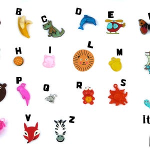 Könnte beinhalten: Buntfarbene Buchstaben des Alphabets mit verschiedenen Illustrationen, darunter eine Biene, eine Banane, ein Hund, ein Delfin, ein Hubschrauber, ein Schmetterling, eine Katze, ein Löwe, ein Boot, ein Bär, ein Papagei, eine Schildkröte, ein Zebra und ein Fuchs. Die Buchstaben sind in Großbuchstaben und das Wort "Italian ABC" steht unter den Buchstaben.
