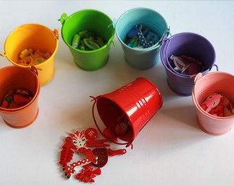 7 Rainbow Pails for Fun and Play, Colorful I Spy Trinkets in pails Color sorting, 1-3cm trinkets, Set of 35/70/140/350 trinkets and 7 pails
