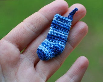 Miniatuur gehaakte sok, poppenhuis gestreepte blauwe kous, 4,5 cm lang, 1 sok