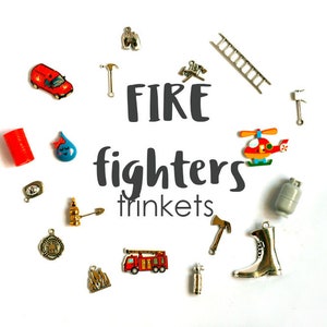 Puede incluir: Una colección de figuritas de bomberos en miniatura, que incluyen un camión de bomberos rojo, un helicóptero, una escalera, una gota de agua, una boca de incendios, una bota, un hacha y un tanque de gas. Las figuritas están dispuestas en un círculo alrededor de las palabras "FIRE fighters trinkets".
