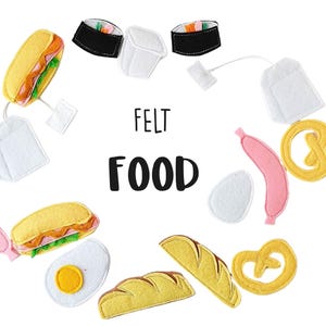 Può includere: Articoli di cibo in feltro di varie forme e colori, tra cui un hot dog, un pretzel, un panino, un uovo, pane e sushi. Il testo "FELT FOOD" è scritto al centro dell'immagine.