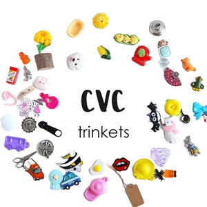 Könnte beinhalten: Eine Sammlung bunter Plastik-Schmuckstücke, darunter eine gelbe Sonne, eine rote Mütze, ein grünes Flugzeug, ein rosa Schwein, ein lila Bus, ein blaues Auto, eine weiße Katze, ein gelbes Ei, ein roter Mund, ein gelber Hut, ein braunes Etikett und ein weißes Huhn. Die Schmuckstücke sind in einem Kreis um die Worte "CVC trinkets" angeordnet.