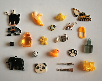 Bee I Spy trinkets set, I spy bag/ bottle filler, Cartoon buttons beads charms pendants miniatures findings , 1-5cm, Set of 20