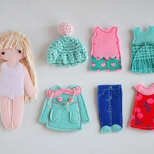 Vilt Papier Doll Starter set 2, Doll Dressing Play set, Meisje meeneem speelgoed, Aangepaste pop Huid en haarkleur afbeelding 1