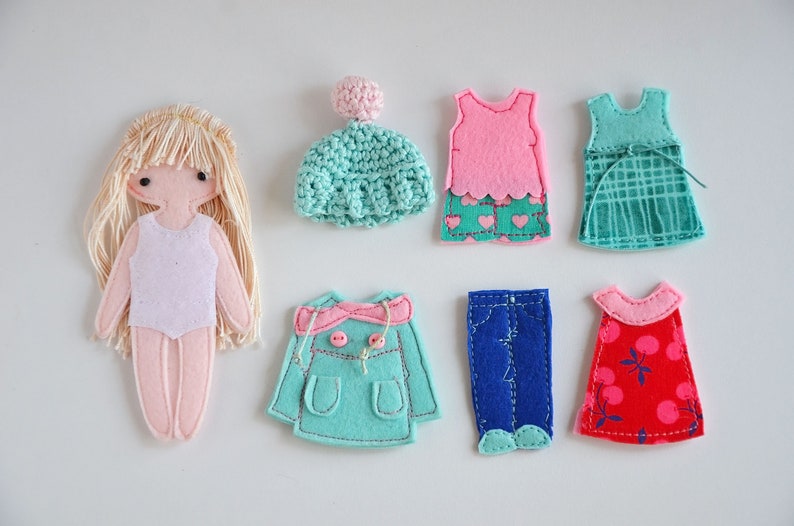 Vilt Papier Doll Starter set 2, Doll Dressing Play set, Meisje meeneem speelgoed, Aangepaste pop Huid en haarkleur afbeelding 1