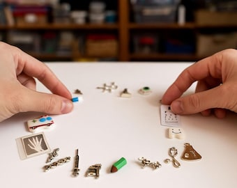 Heal & Reveal – Mini Medical World I Spy Trinkets, 1-4cm, Set of 20