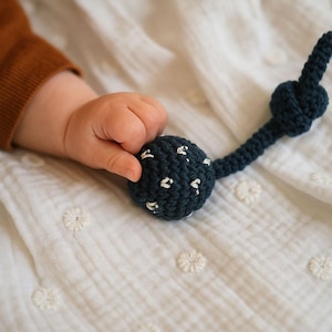 Knot Just a Rattle – Juguete sensorial de crochet para bebé, sonajero de algodón para recién nacidos, hecho a mano por TomToy