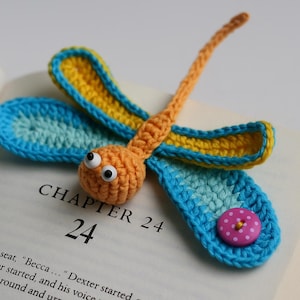 WhimsiFly - Zauberhafte gehäkelte Libelle 3D Häkelapplikation, Flügel 14 cm breit, 1 Stück