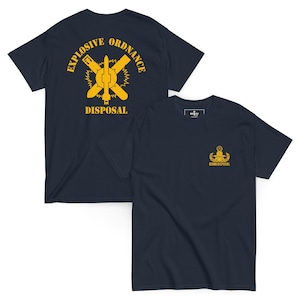 Könnte beinhalten: Marineblaue T-Shirts mit goldenem Text und Grafiken. Ein Shirt zeigt "EXPLOSIVE ORDNANCE DISPOSAL" um ein Symbol. Das andere hat ein kleineres Emblem mit "BOMB DISPOSAL" darunter. Beide Shirts haben einen Rundhalsausschnitt.