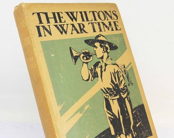Könnte beinhalten: Ein Vintage-Buchcover mit gelbem Hintergrund und einer grün-schwarzen Illustration eines Jungen in Scout-Uniform, der in eine Trompete bläst. Der Titel des Buches lautet "The Wiltons in War Time" und der Autor ist "By R. De M. Rudolf."
