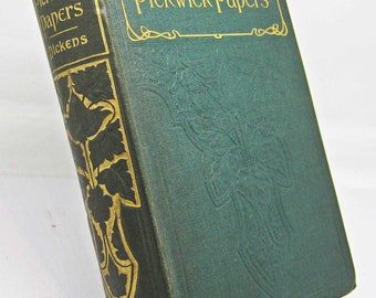 Antico libro con copertina rigida vintage verde vintage di Charles Dickens degli anni '10 di Pickwick Papers