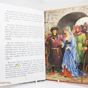 Può includere: Un libro aperto illustrato con una scena storica. La pagina di destra mostra una processione di persone in abiti medievali, tra cui una donna con un abito blu. La pagina sinistra contiene testo stampato. Il libro è di ImpalaPrints.