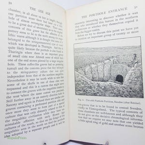 Peut inclure: Une illustration en noir et blanc d'une tombe en pierre avec un petit trou sur le côté. Le texte "The Porthole Entrance" est visible dans le coin supérieur droit de l'image.