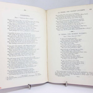 Pode incluir: Um livro de capa dura aberto exibindo as p&aacute;ginas 414 e 415. A p&aacute;gina esquerda apresenta o poema Caledonia e a p&aacute;gina direita cont&eacute;m o poema Is There, for Honest Poverty. O texto est&aacute; impresso em tinta preta sobre papel creme.