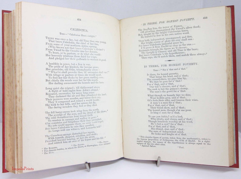 Pode incluir: Um livro de capa dura aberto exibindo as p&aacute;ginas 414 e 415. A p&aacute;gina esquerda apresenta o poema Caledonia e a p&aacute;gina direita cont&eacute;m o poema Is There, for Honest Poverty. O texto est&aacute; impresso em tinta preta sobre papel creme.