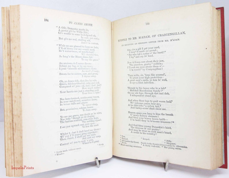 Pode incluir: Um livro antigo aberto com p&aacute;ginas cor de creme e texto impresso em preto. A p&aacute;gina esquerda intitula-se To James Smith e a direita Epistle to Mr. M'Adam, of Craigengillan. O livro tem uma lombada vermelha e bordas vis&iacute;veis.