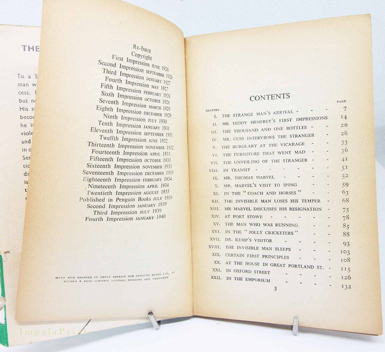 Op de afbeelding: Open boek met inhoudsopgave en copyrightpagina. De vergeelde pagina's tonen hoofdstuktitels zoals 'De aankomst van de vreemdeling' en 'De onzichtbare man verliest zijn humeur'. Het boek wordt opengehouden door een metalen clip.