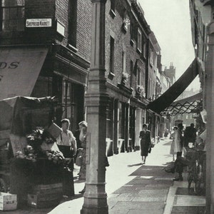 Impression Londres Shepherd Market Westminster, Mayfair Central London des années 1950 Impression vintage photographie N & B éphémères vintage