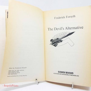 Puede incluir: Una portada de libro con fondo blanco y texto negro. El título es "The Devil's Alternative" de Frederick Forsyth. El libro está publicado por Corgi Books, una división de Transworld Publishers Ltd.