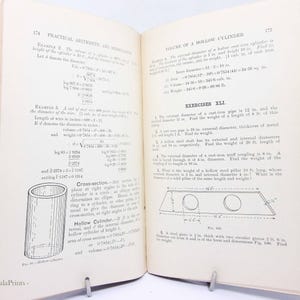 Libro de aritmética antiguo de 1912. Libro de texto de matemáticas escolares de época para el aprendizaje en el aula.