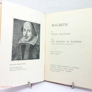 Peut inclure: Livre ouvert intitulé "Macbeth" de William Shakespeare. La page de gauche présente un portrait en noir et blanc de Shakespeare. La page de droite affiche le titre, l'auteur et d'autres informations sur le contenu du livre.