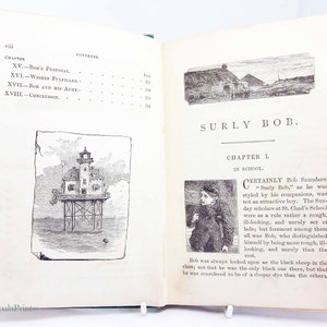 Könnte beinhalten: Eine Schwarzweißillustration eines Leuchtturms auf Stelzen im Meer. Der Text "Surly Bob" ist oben auf der Seite in Schwarz gedruckt. Der Text "Kapitel I" ist in Schwarz unter "Surly Bob" gedruckt. Der Text "In der Schule" ist in Schwarz unter "Kapitel I" gedruckt.
