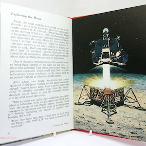 Viaggi spaziali 1964 – Viaggi spaziali e razzi, guida illustrata vintage di astronomia per bambini, oggetto da collezione per appassionati di aviazione e scienza.